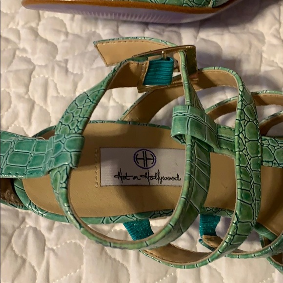 ❗️FREE Strappy sandals MUST BUNDLE Reptile print patent - Picture 5 of 9